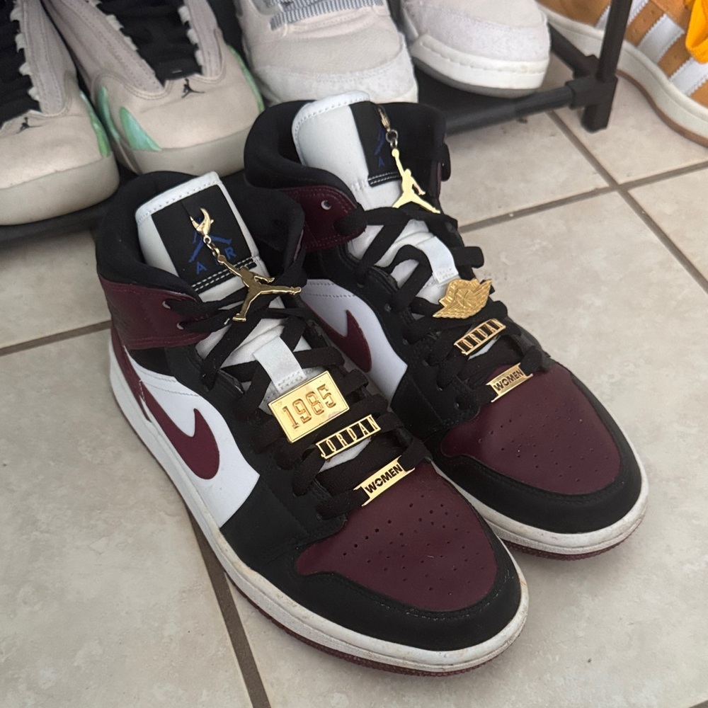 AJ Retro 1 Mid "Gold Pendants"
